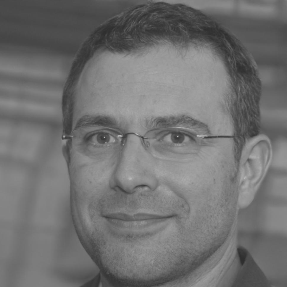 Retrato profesional de Tristán Echeverría