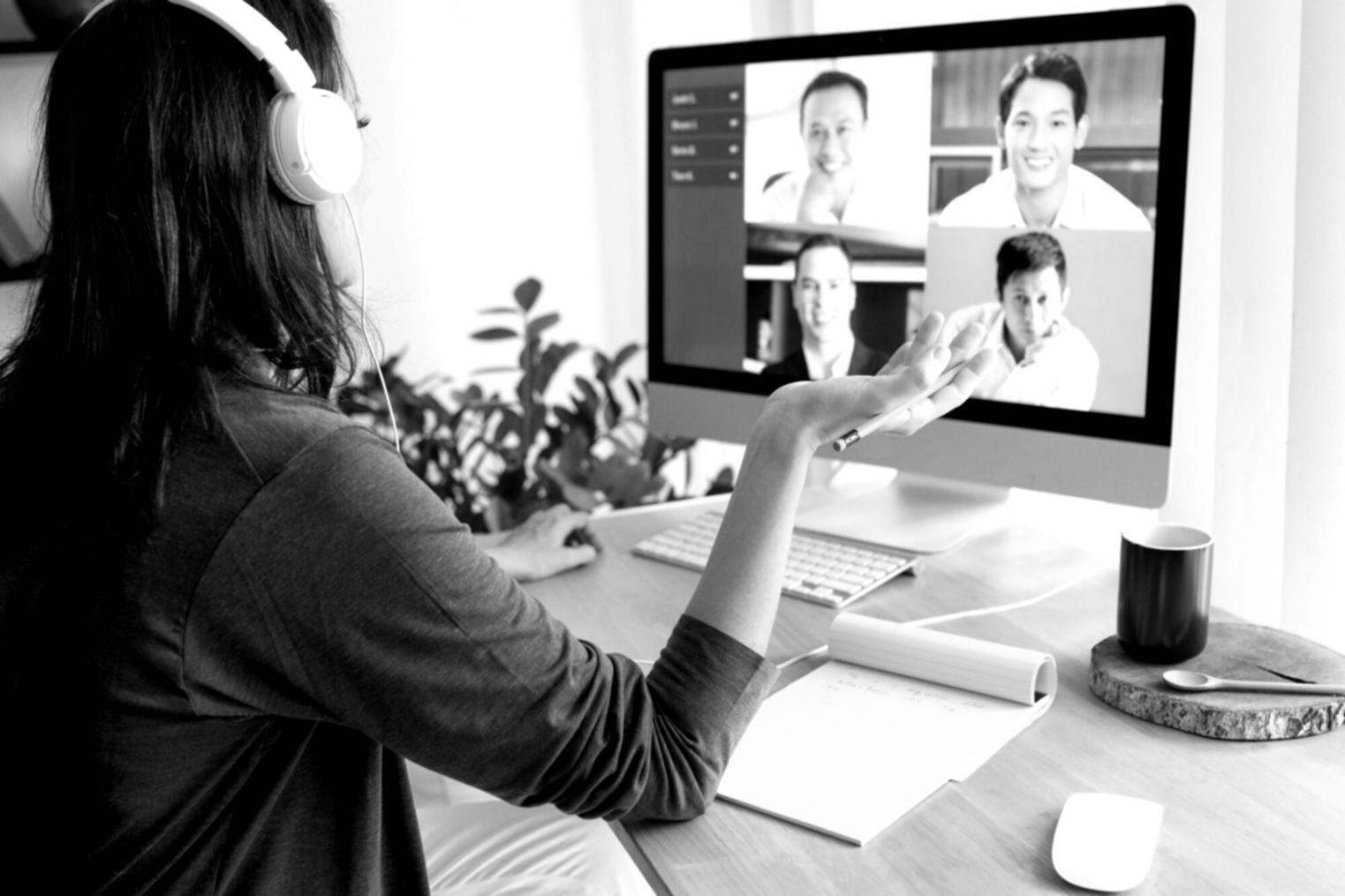 Persona analizando patrones de fraude financiero en pantalla