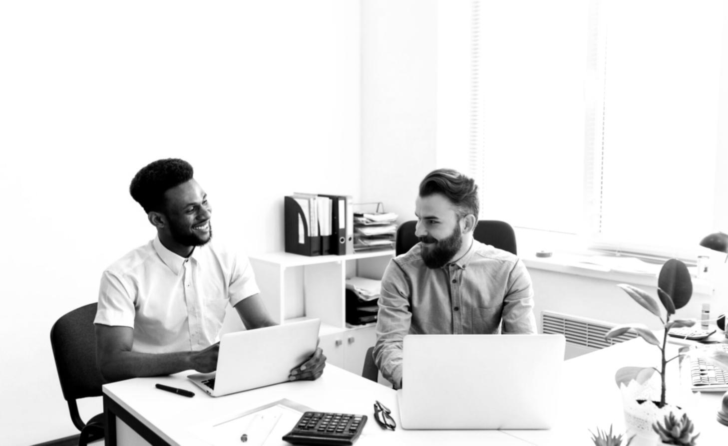 Material didáctico del programa mostrando análisis de casos de fraude financiero con documentación real